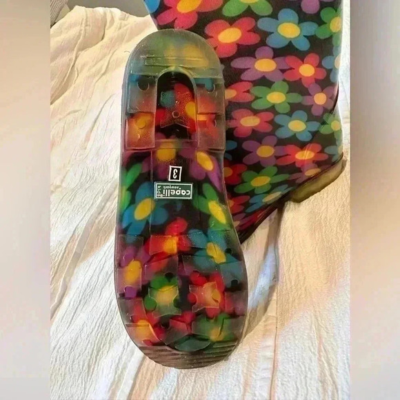 Capelli of New York flower rain boots. Size 3 - Picture 4 of 7
